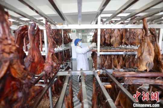 广西侗乡三江 腊味飘香促进就业，鞋材产业协同发展